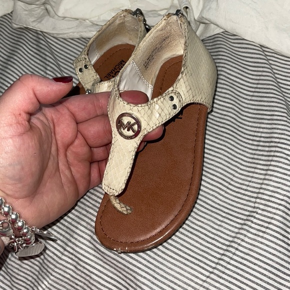 Girls MK Michael Kors thong sandals size 10 with zipper up back of foot - Picture 3 of 8